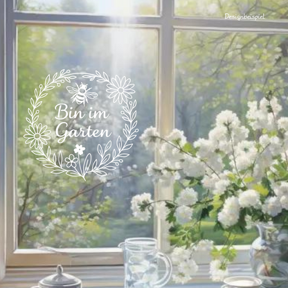 Fensterbild „Bin im Garten Hinweis “ – Vinyl Aufkleber für Fenster, Glas & Spiegel | Handgemachte Fensterdeko in 2 Größen & Farben