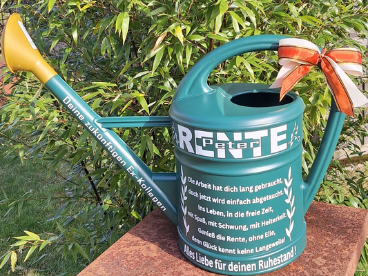 Rente Geschenk Ruhestand Gießkanne personalisiert mit Namen und Spruch Landhausstil Grün 10 Liter