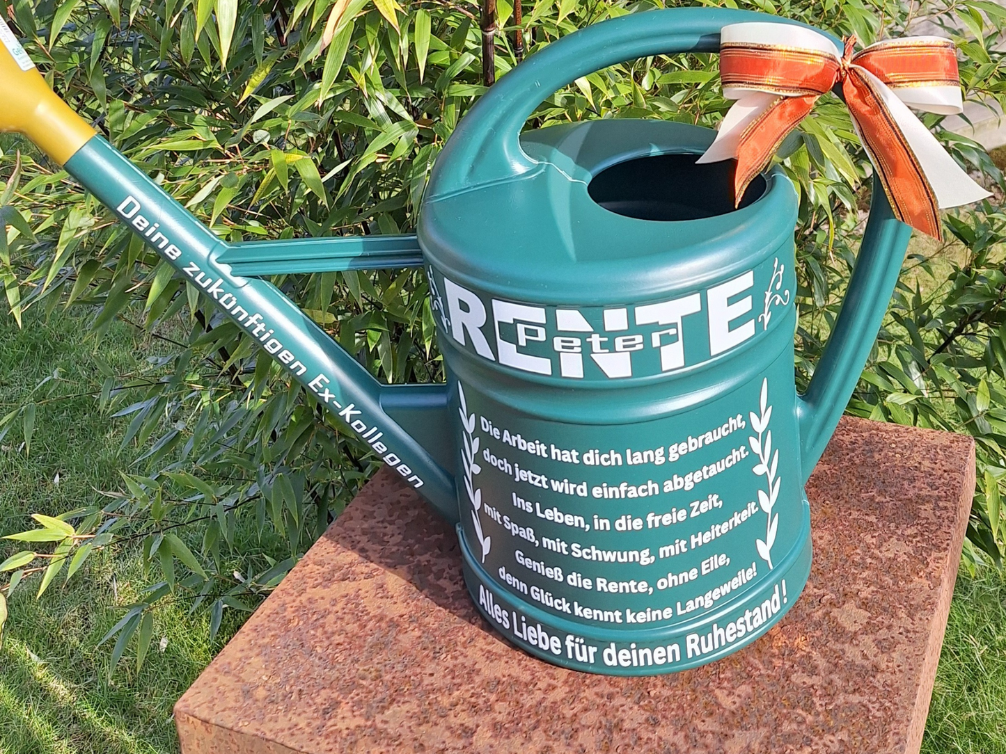 Rente Geschenk Ruhestand Gießkanne personalisiert mit Namen und Spruch Landhausstil Grün 10 Liter