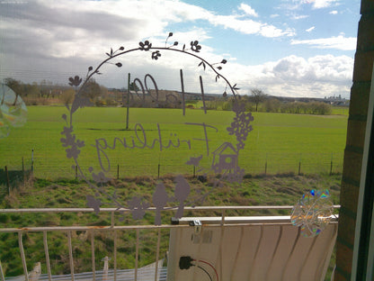 Aufkleber Fensteraufkleber Sticker Hallo Frühling Landhaus Kranz mit Blumen Vögeln Vinyl Fensterbild